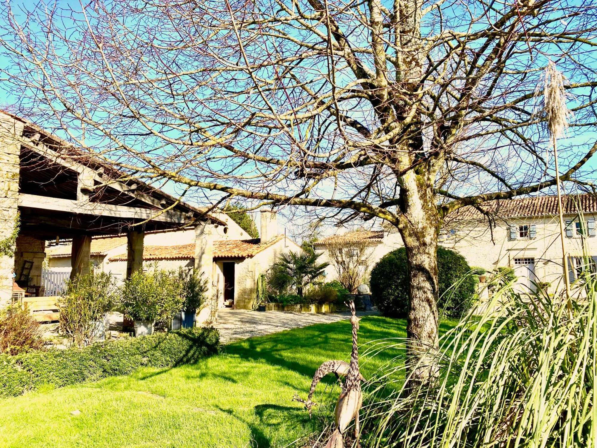 Aux Agapanthes, Chambres D'Hotes Charentaises De Charme Avec Piscine Aumagne Exterior photo