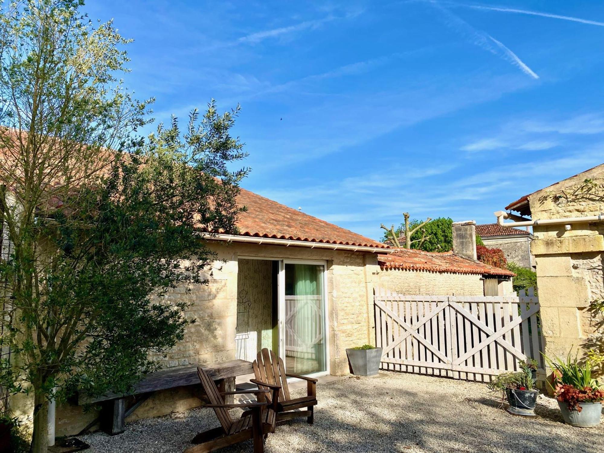 Aux Agapanthes, Chambres D'Hotes Charentaises De Charme Avec Piscine Aumagne Exterior photo